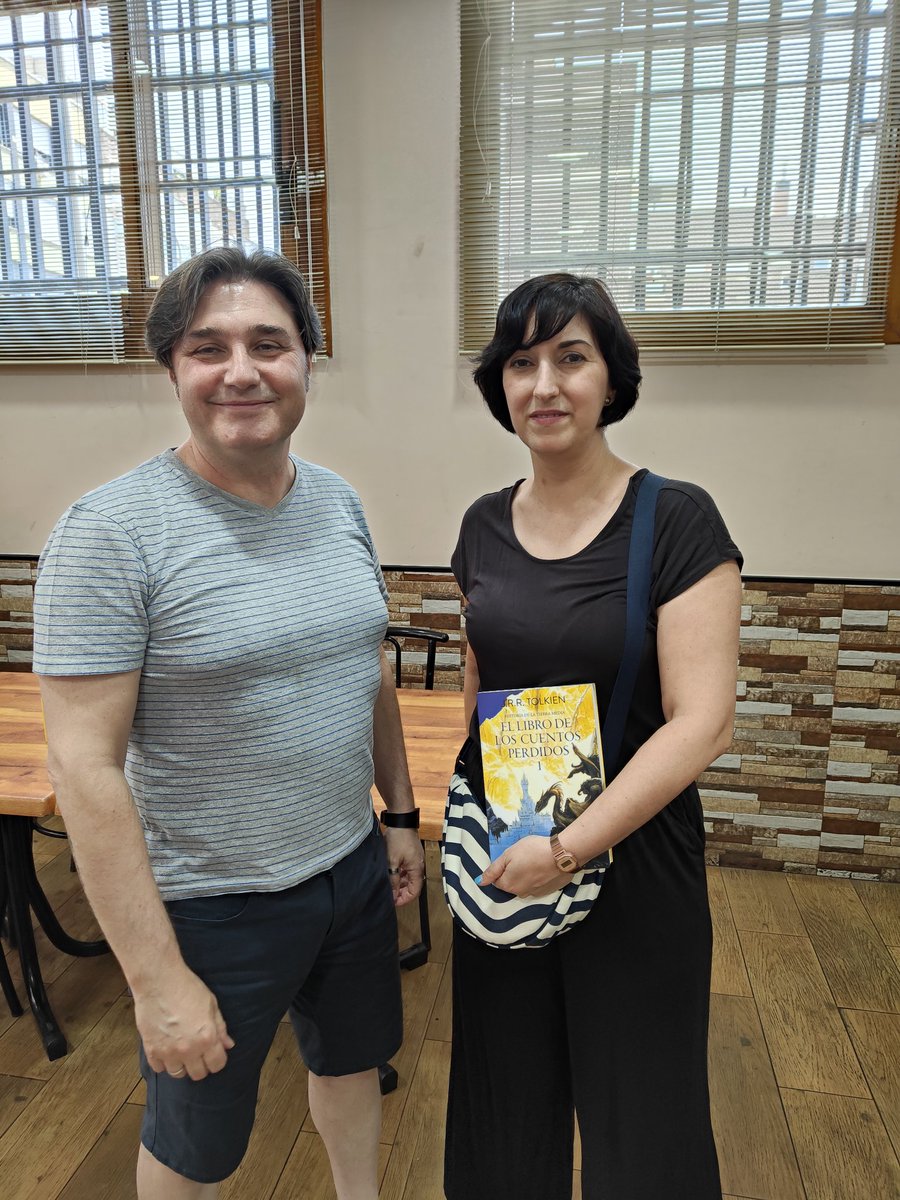 Algunas fotos de nuestra última reunión cuyo debate fue muy enriquecedor. ¡Enhorabuena a nuestra socia Morwen Steelsheen por ganar el sorteo! 👏👏