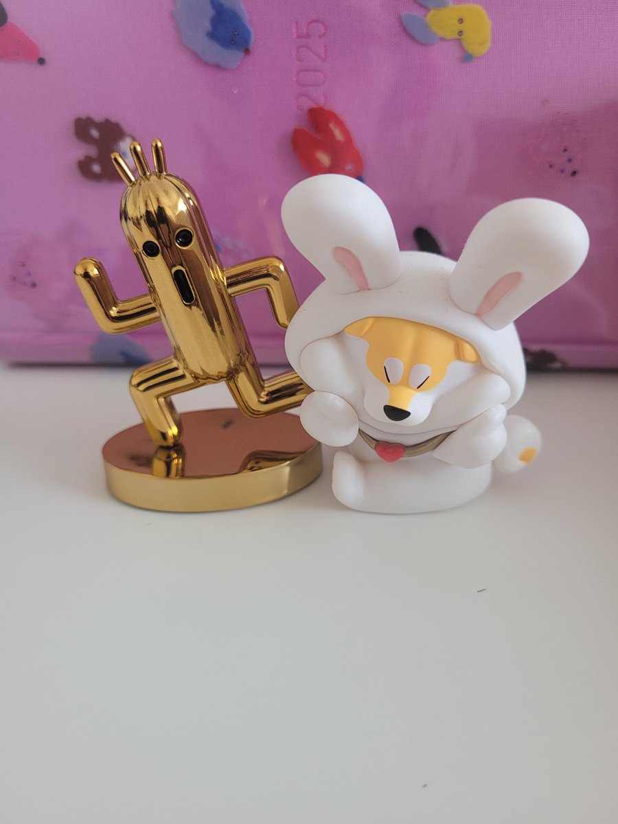 cloveralters's tweet image. Got the gold cactuar thanks to a friend that picked it up in Vegas 鉂わ笍 will look great on my desk next to my bunny shiba 馃槏