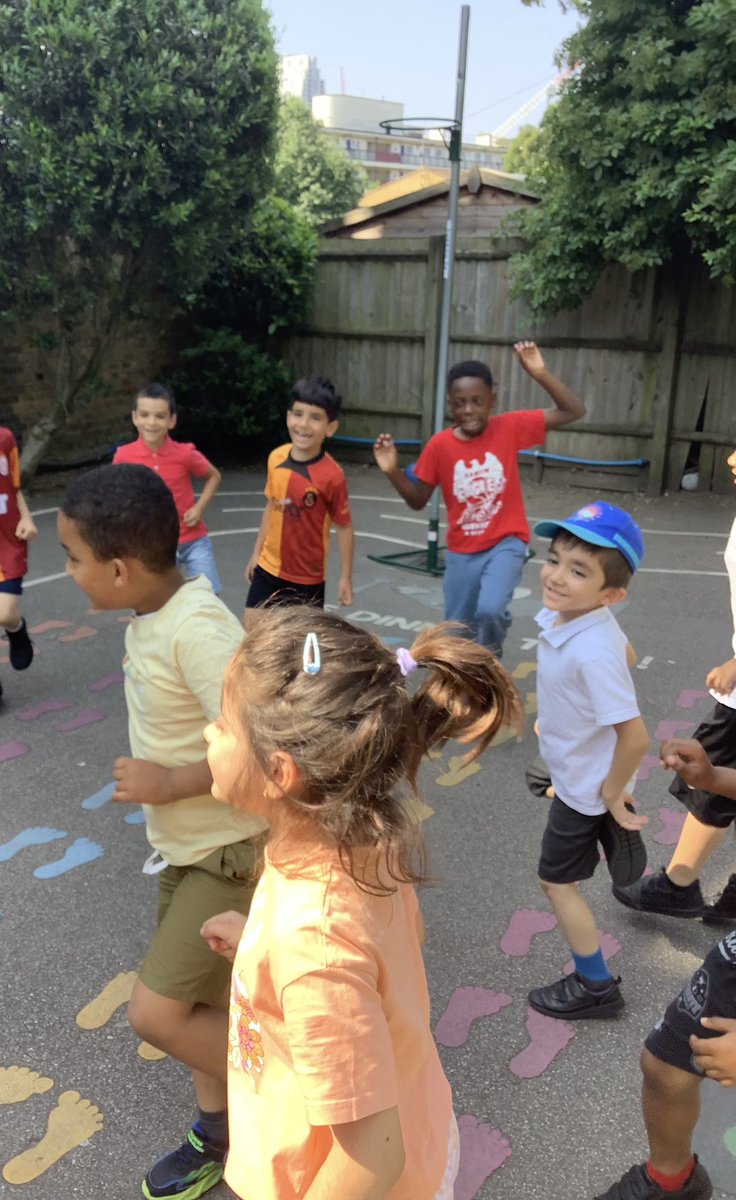 Hoxton Garden was bursting with colour for #HispanicDay 2025! Pupils learned #Spanish through classic playground games like Chocolate &amp; El pañuelo, dressed up in flamenco, football and folkloric outfits, and celebrated language and #culture with prizes and fun. ¡Bien hecho! 🇪🇸💃🏽