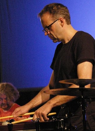 #Celebrating his 60th #birthday is #BurkhardBeins (pic:#SOConnor) #percussion #electronics #EightDuos w. #innovators like #AxelDörner #trumpet #AndreaNeumann  #insidepiano + #AndreaErmke #minidiscs Review: jazzword.com/reviews/burkha…
#Germany #freemusic #improv #Berlin