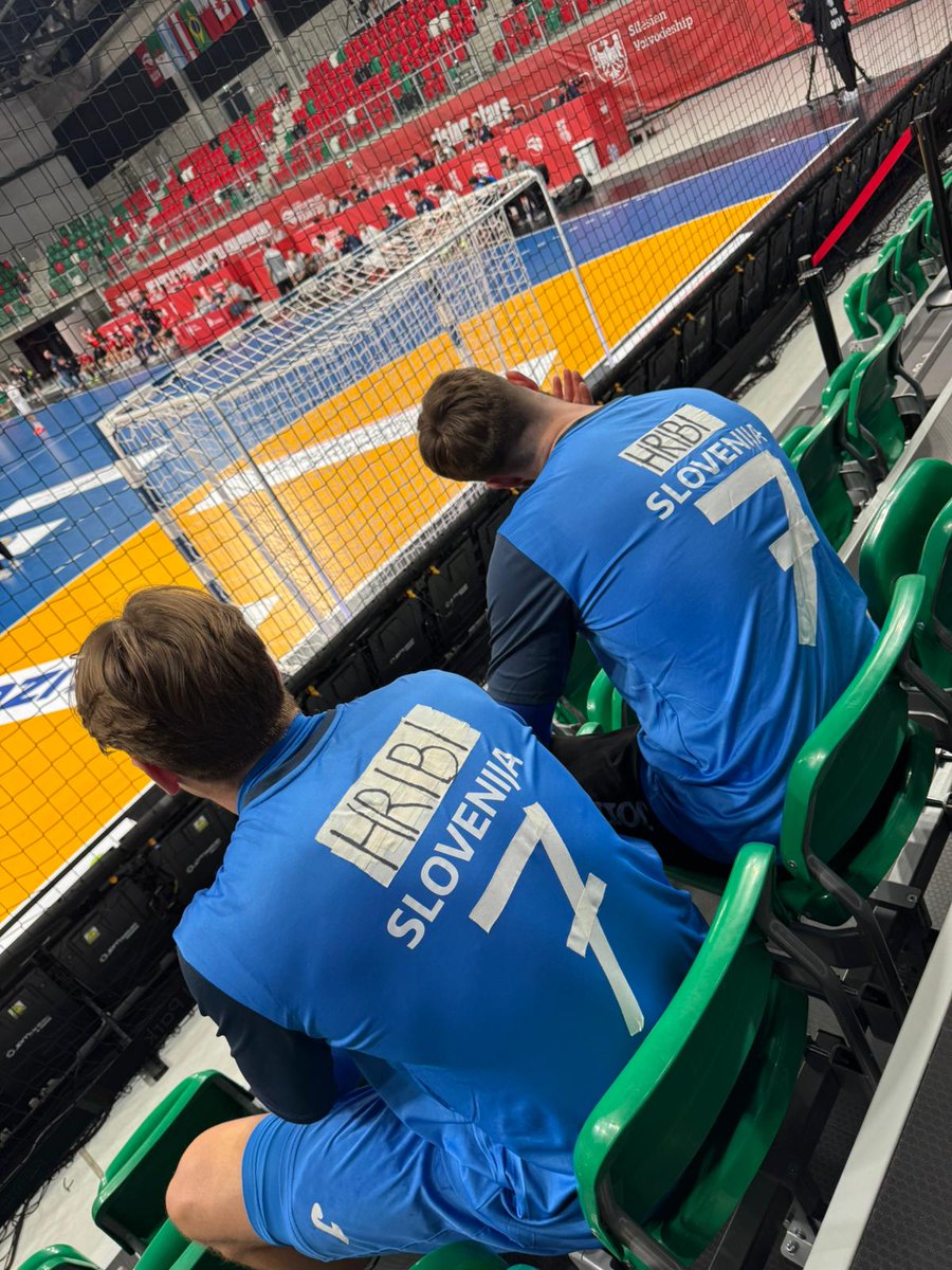 rzs_si's tweet image. V četrtfinalu slovenski rokometaši tudi za Nejca Hriberška, ki je nastope na letošnjem svetovnem prvenstvu do 21 let, zaradi hude poškodbe kolena, sklenil že po prvi tekmi. 💙🇸🇮

#miSlovenci #Poland2025 #TrueTeam #TeamSpirit