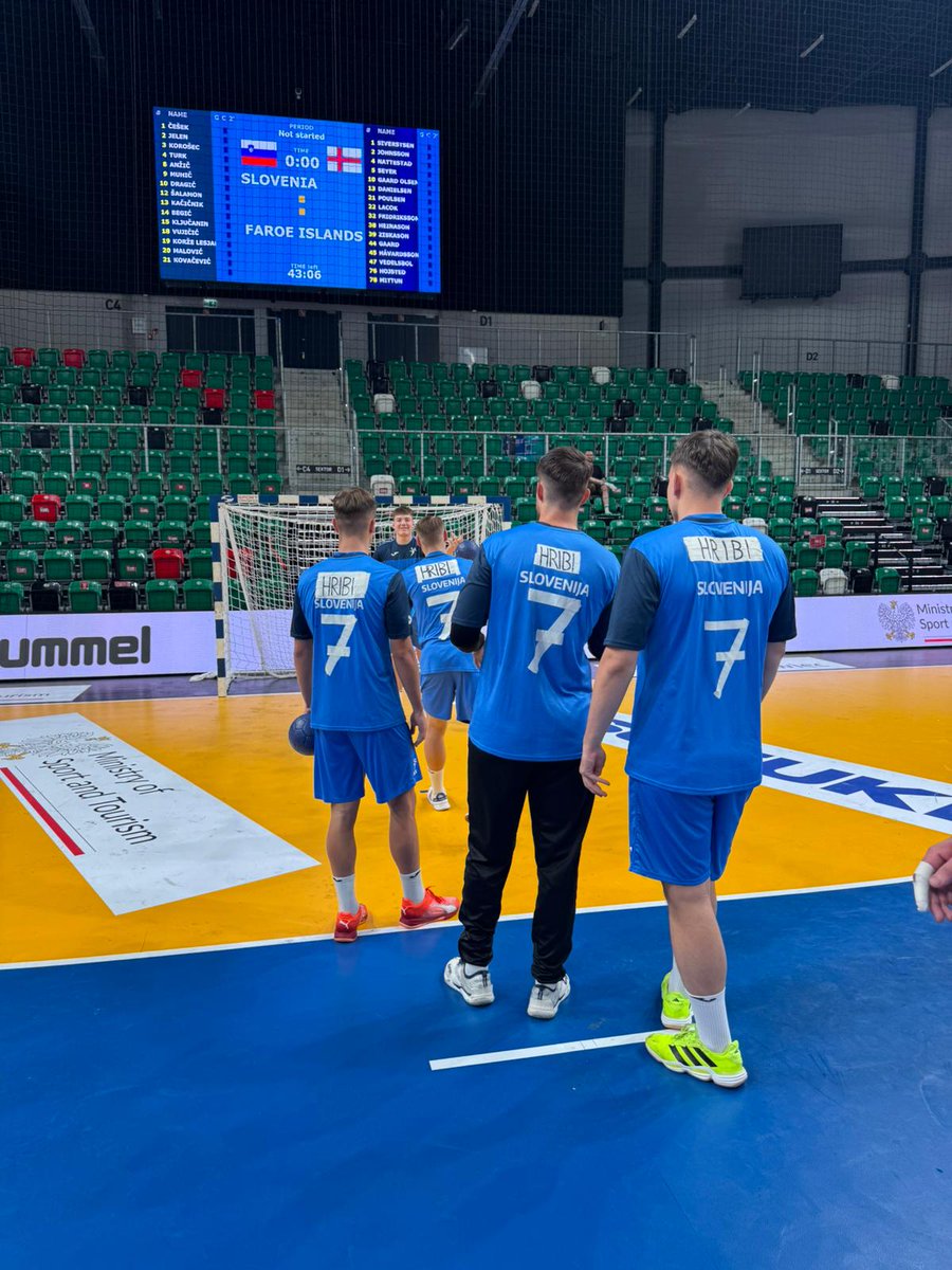 rzs_si's tweet image. V četrtfinalu slovenski rokometaši tudi za Nejca Hriberška, ki je nastope na letošnjem svetovnem prvenstvu do 21 let, zaradi hude poškodbe kolena, sklenil že po prvi tekmi. 💙🇸🇮

#miSlovenci #Poland2025 #TrueTeam #TeamSpirit