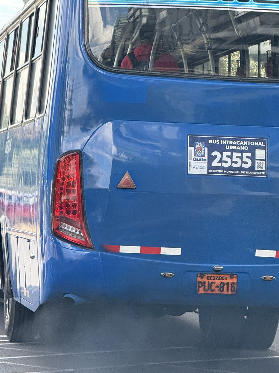 Este criminal por toda la Shyris a toda madre pasándose de un carril a otro, montado en dos carriles, pasando como loco del carril derecho al izquierdo y empujando a los otros carros contra el parterre. Y la <a href="/AMT_Quito/">AMTQuito</a> brilla por su ausencia. #ciudaddenadie <a href="/MunicipioQuito/">Municipio de Quito</a>