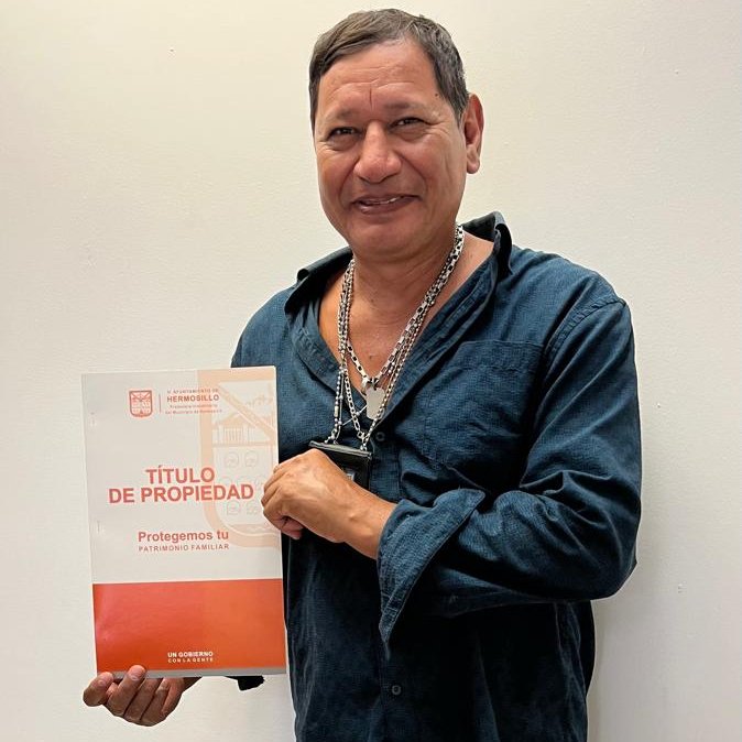 En Promotora Inmobiliaria, seguimos cumpliendo sueños y generando sonrisas. En esta ocasión, fue Miguel Macías Escalante, orgulloso vecino de la colonia Solidaridad. ¡Felicidades por este gran paso hacia la certeza jurídica de tu patrimonio!
<a href="/HermosilloGob/">Gobierno de Hermosillo</a> 
#TrabajoQueSeNota