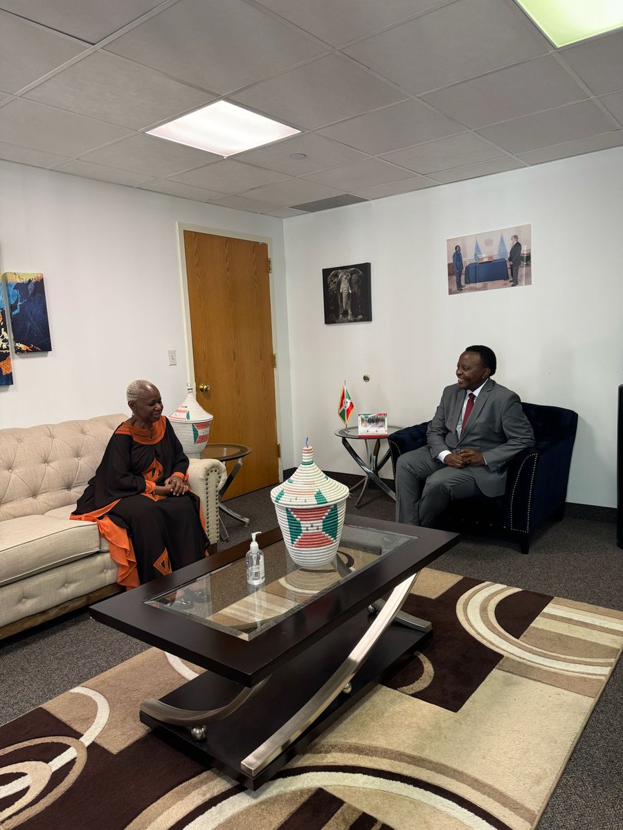 BurundiOnu's tweet image. S.E. @ManiratangaZph1 a rencontré Mme Bintou Keita, Représentante spéciale du SG de l’@ONU en #RDC et Cheffe de la @MONUSCO. Fructueux échanges sur la situation en RDC, la coopération régionale et le rôle de la @MONUSCO.