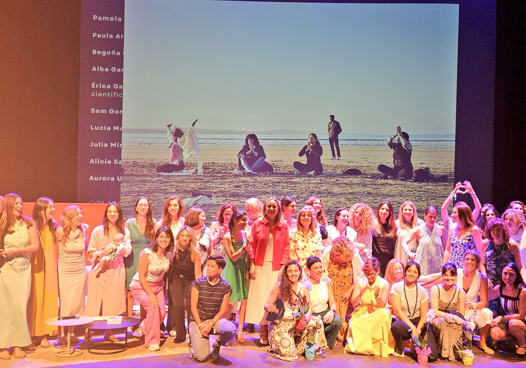 vlciconnect's tweet photo. @LaMutant_ @TIP20_es @AjuntamentVLC @eoi @PaulaLlobet @lamardeana @VLCInnovation 🤳Foto de familia con @PaulaLlobet y las premiadas de la Aceleradora de Talento Digital para Mujeres.
🩶 Talento femenino para liderar el cambio tech.
@LaMutant_ #TIPFEST @TIP20_es https://t.co/WQbyOCvOvX