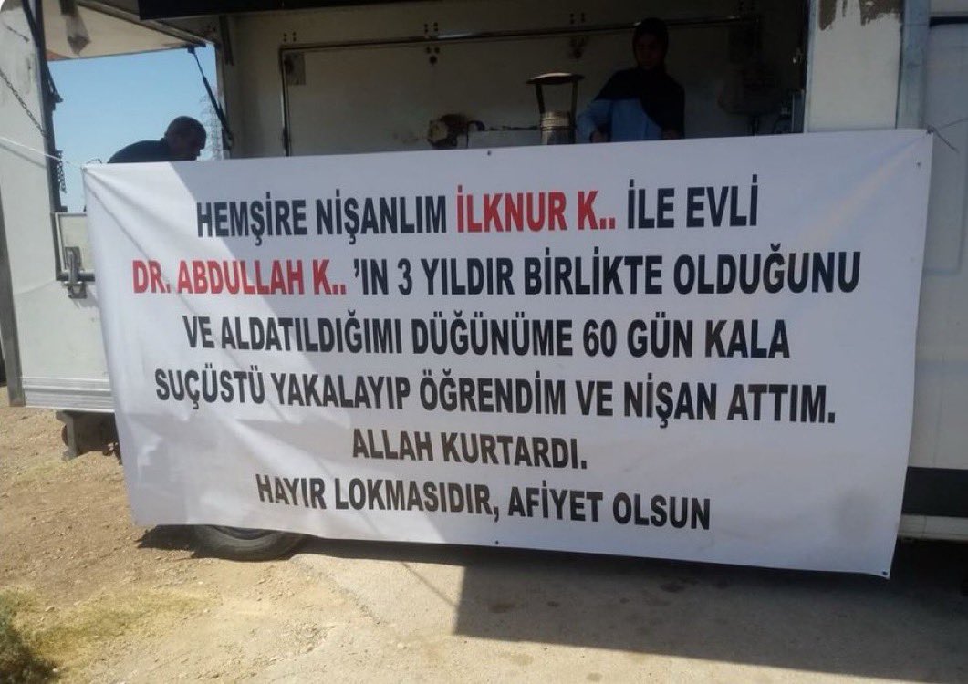 Adana’da yaşayan bir genç, düğününe 60 gün kala nişanlısının evli bir doktorla yaklaşık 3 yıldır gizli ilişki yaşadığını öğrendi.

Nişanı atan genç, yaşananların ardından afiş bastırıp lokma dağıttı.