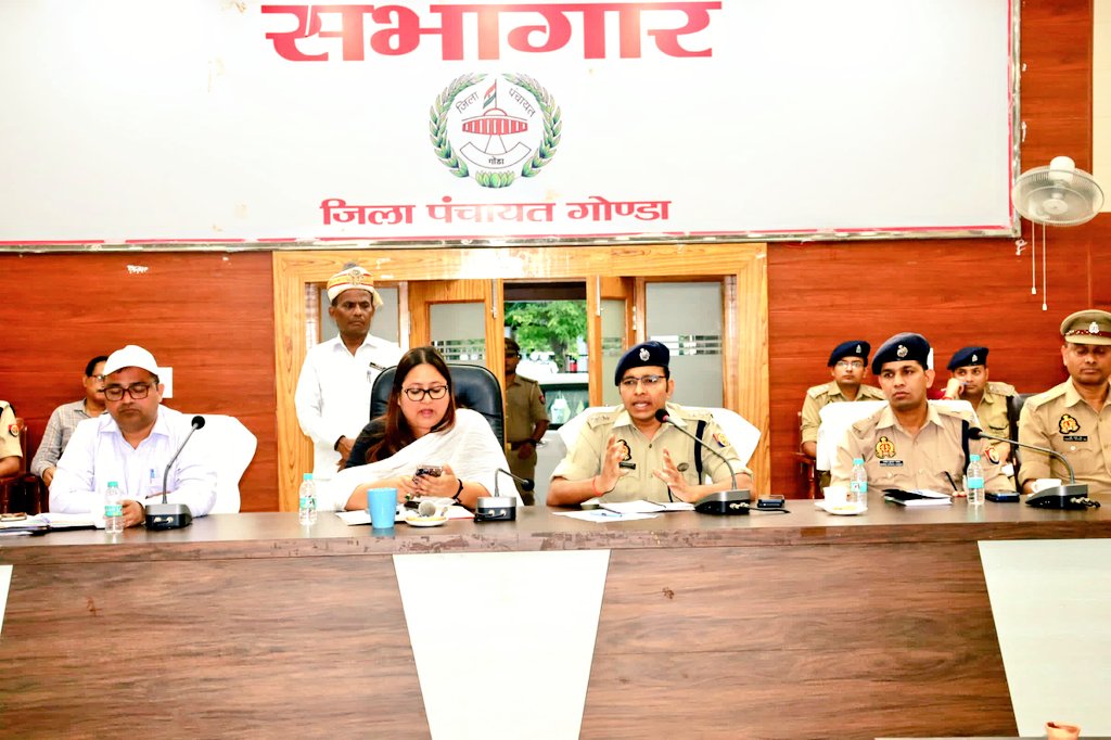 IPSVineet's tweet photo. मोहर्रम पर्व के दृष्टिगत जनपद के समस्त प्रशासनिक/पुलिस अधिकारियों,धर्मगुरुओं व संभ्रान्त नागरिकों के साथ सेंट्रल पीस कमेटी की बैठक कर शांतिपूर्ण एवं सौहार्दपूर्ण वातावरण में पर्व सम्पन्न कराने हेतु आवश्यक निर्देश दिए गए। https://t.co/t6p0qXNtMV