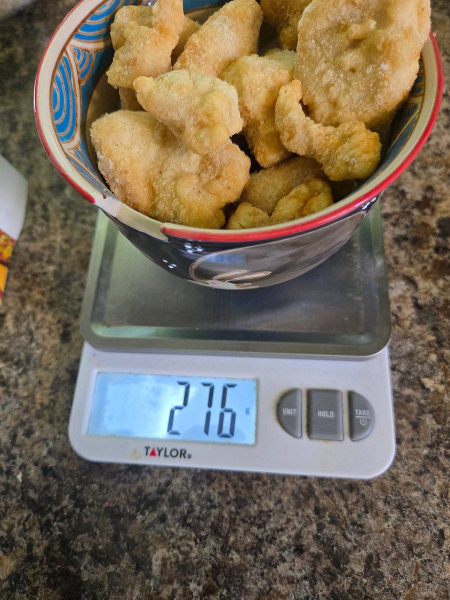 ShadowintheRain's tweet photo. Dang! Finally got to my lunch and talk about shrinkflation. This box was suppose to have 3 servings worth of chicken (510g). Dumped it out and didn't even have 2 servings worth. Guess who's not sharing today? :p https://t.co/8QxFVesgqG