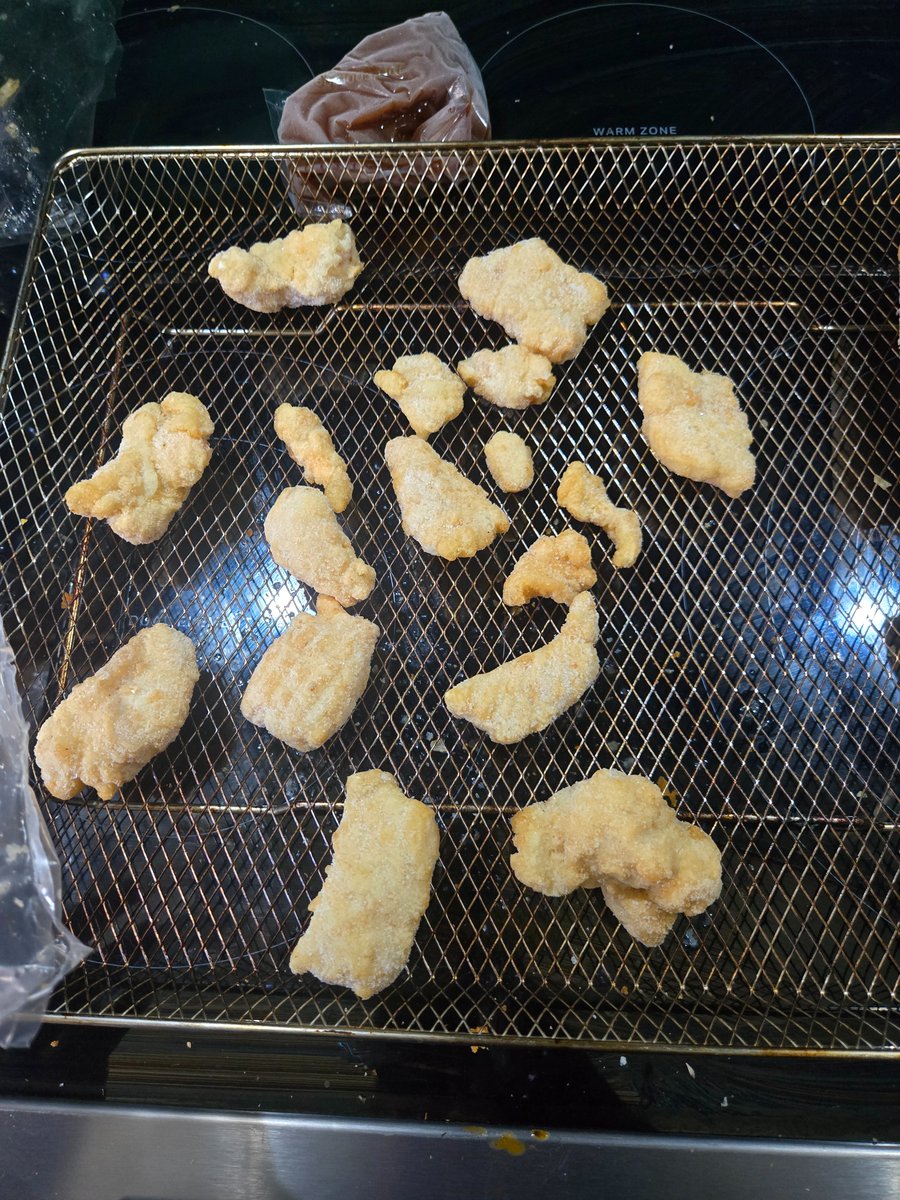 ShadowintheRain's tweet photo. Dang! Finally got to my lunch and talk about shrinkflation. This box was suppose to have 3 servings worth of chicken (510g). Dumped it out and didn't even have 2 servings worth. Guess who's not sharing today? :p https://t.co/8QxFVesgqG