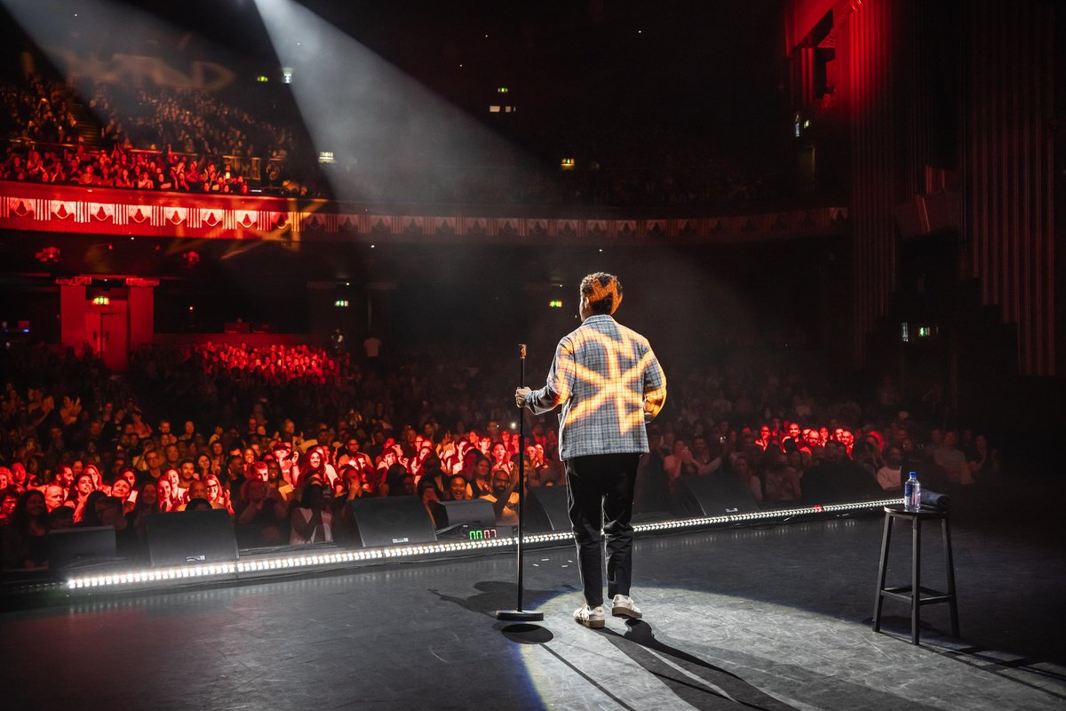 Trevornoah's tweet image. Thank you for an incredible first 3 nights London! 🇬🇧 Excited for the next 3! 🙌🏽🔥 Appreciate everyone that came out to share some laughs. 🙏🏽🙃 📸: @neotookthat