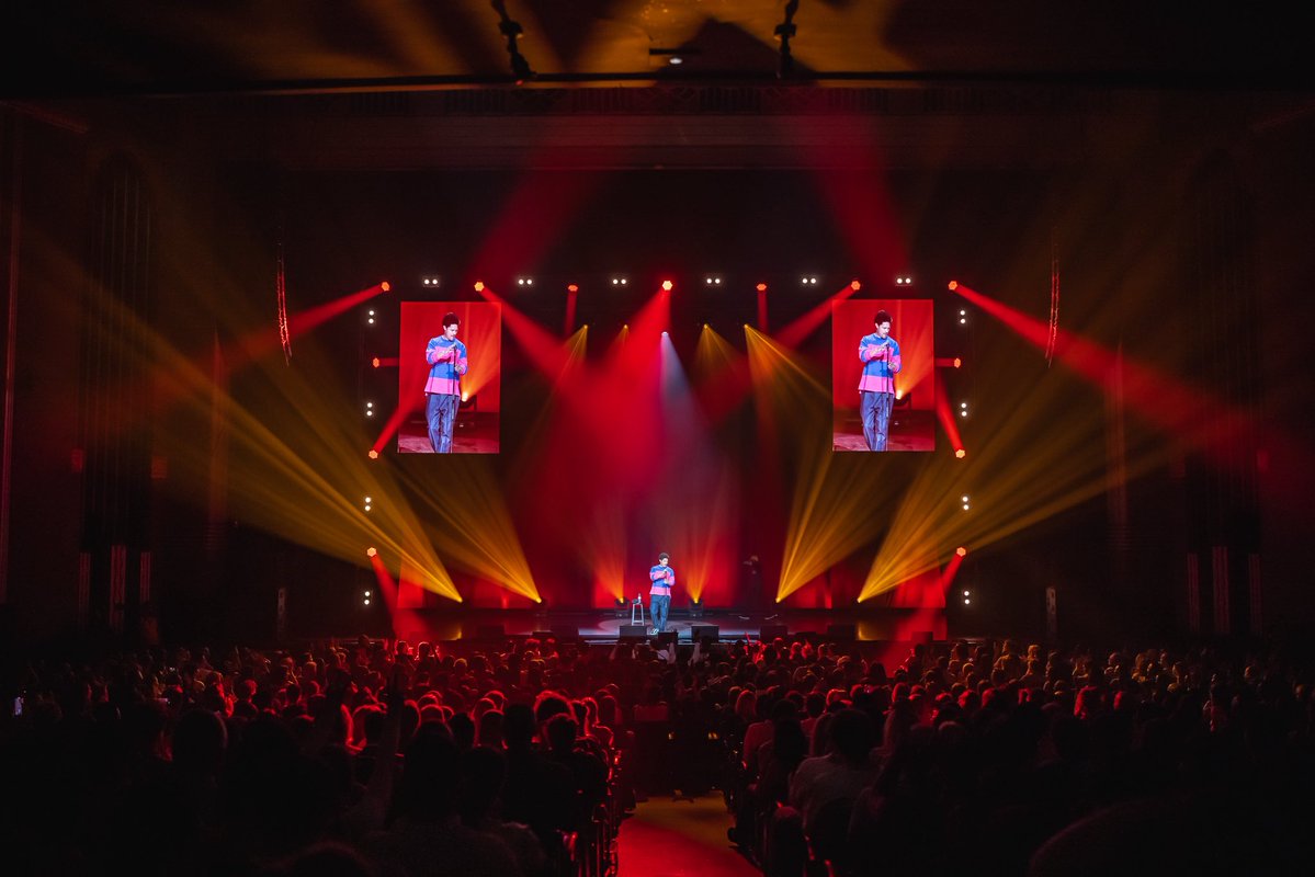 Trevornoah's tweet image. Thank you for an incredible first 3 nights London! 🇬🇧 Excited for the next 3! 🙌🏽🔥 Appreciate everyone that came out to share some laughs. 🙏🏽🙃 📸: @neotookthat