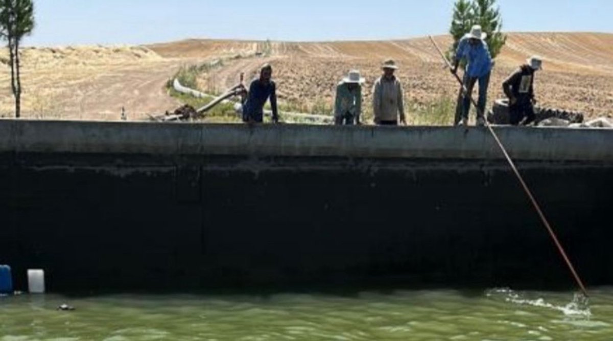 🔴 Diyarbakır'ın Sur ilçesine bağlı Kayayolu Mahallesinde sulama amaçlı kullanılan havuza giren Rojhat P. (28) adlı genç boğularak hayatını kaybetti.