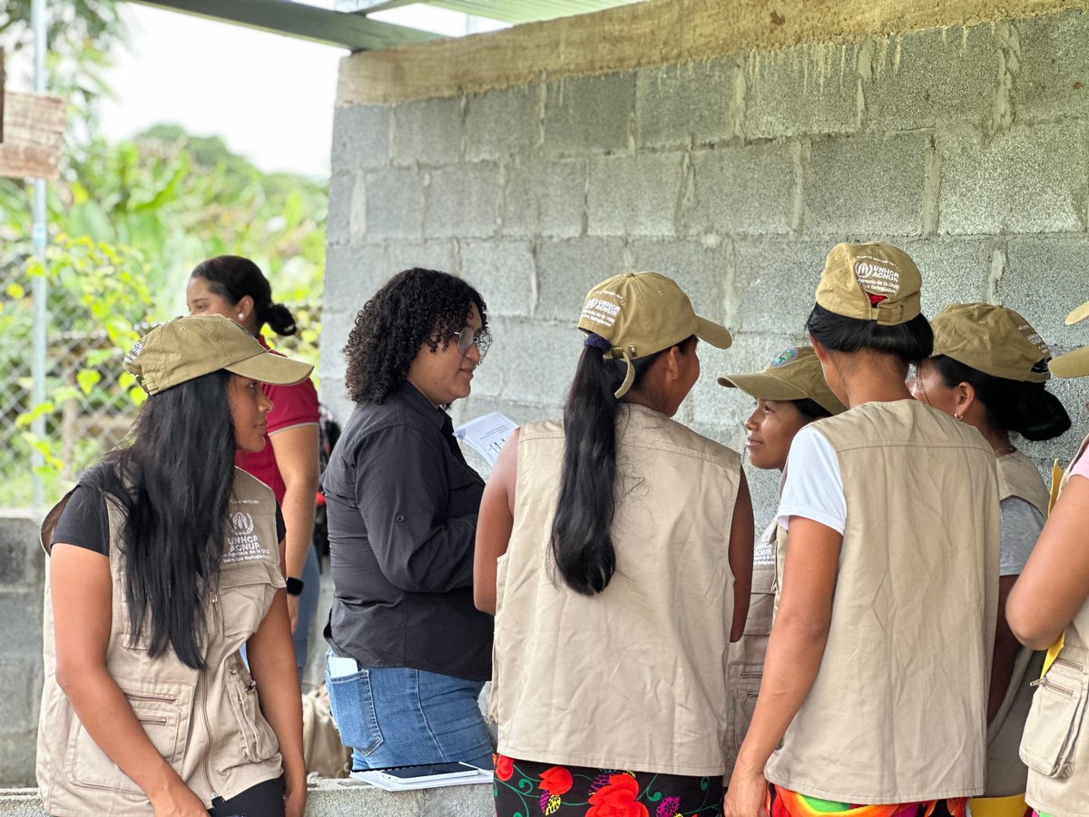 ACNUR Panamá (@acnurpanama) on Twitter photo 🌱 En la Comarca Emberá-Wounaan, junto a <a href="/UNIVERSIDAD_PMA/">Universidad dePanamá</a>, brindamos capacitación en agricultura sostenible y abono orgánico.
Este proyecto de innovación fortalece la autosuficiencia de mujeres locales y refugiadas que lideran la protección ambiental y su comunidad. 🌱 En la Comarca Emberá-Wounaan, junto a <a href="/UNIVERSIDAD_PMA/">Universidad dePanamá</a>, brindamos capacitación en agricultura sostenible y abono orgánico.
Este proyecto de innovación fortalece la autosuficiencia de mujeres locales y refugiadas que lideran la protección ambiental y su comunidad.