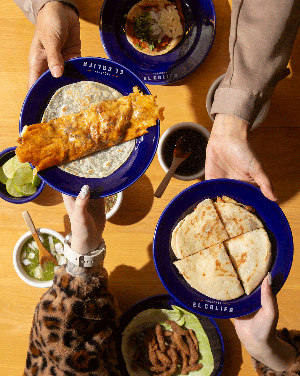 ElCalifaMx's tweet photo. Lo mejor de la vida se comparte… sobre todo si llega en tortilla y con salsa. 🌮🤝 Etiqueta a ese compa con quien divides el taco, la risa y el momento. 👇
#ElCalifa #ComparteElSabor #TacosEnBuenaCompañía https://t.co/FYqR2brY0H
