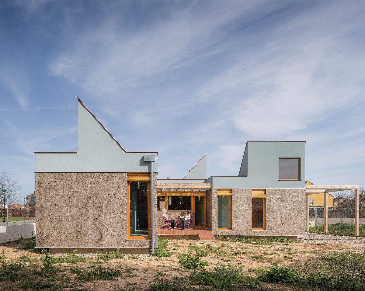La vivienda bioclimática 137 NEKO, proyectada por el estudio de arquitectura elii,  se ubica en el municipio de Valdetorres de Jarama, en la periferia de  Madrid. Esta casa se concibe como un lugar para el disfrute doméstico y  ecológico, por lo que el proyecto y su ejecución han