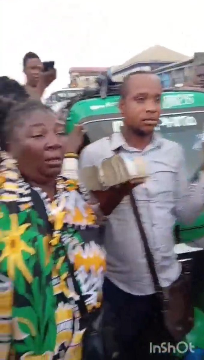 oxygist's tweet photo. Moment a keke rider in Aba returned ₦4 million that was forgotten in his tricycle by a businesswoman at Ariaria Junction earlier today 👏👏

(EFCC Fola Big Wiz Federal Republic of Nigeria Seyi Vibez) https://t.co/mfepgLYS1l