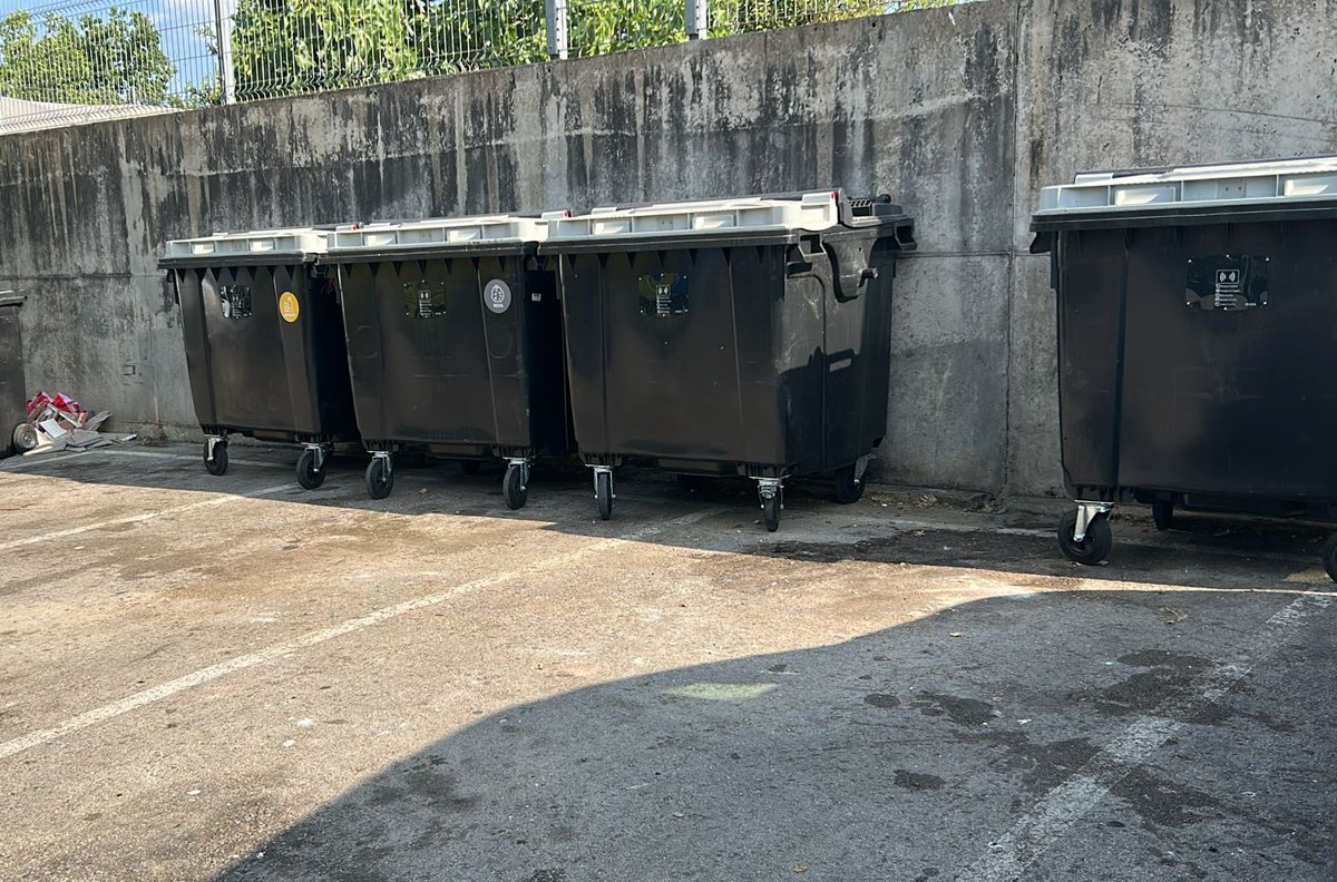 Els contenidors “intel·ligents” han estat envoltats i plens de deixalles des de dilluns, en un aparcament de Taialà. A 35 graus. Aquesta tarda ho han netejat. Quatre dies després. L’acumulació durant dies comença a ser una constant. <a href="/Girona_Cat/">Ajuntament de Girona</a>.
