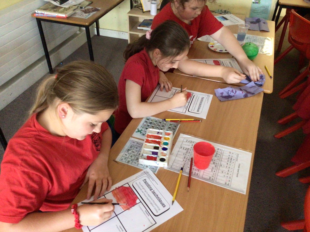 SPS_Year_3's tweet photo. In art we have been discovering Dorset landscapes starting with sketching the school fields. Then, exploring landscape paintings by David Hockney and then exploring different painting techniques. We will be putting all of this into practice over the next few weeks. 🎨 🏝️ https://t.co/uDKjvIUR3U