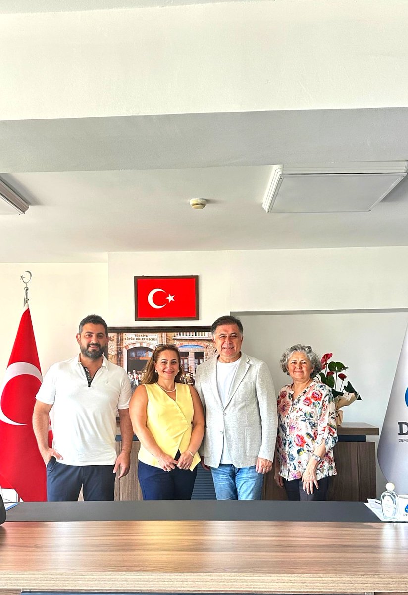 DEVA Partisi Menderes eski ilçe başkanımız ve belediye başkan adayımız Sn. <a href="/glhanakyol2/">Gülhan Akyol</a>'un İl binamiza yapmış olduğu nazik “hayırlı olsun” ziyareti bizleri onurlandırdı.
Siyasetin nezaketle, ilkelerle ve vefa ile yürütülmesinin en güzel örneklerinden biri olan bu buluşma için