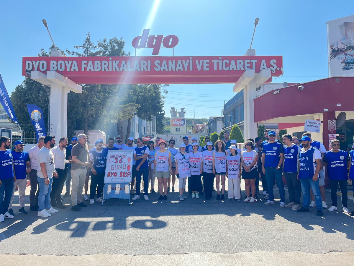 ogretmensendika's tweet photo. Toplu İş Sözleşmesi görüşmelerinde anlaşma sağlanamaması üzerine, patronun sefalet zam ücretlerini reddederek 36 gündür grevde olan Petrol İş Sendikası'nda (@petrolis_merkez) örgütlü DYO Boya işçilerinin grevini ziyarette bulunduk.

Bizi sömürenler aynı, sömürüye karşı da birliğimiz tam. DYO Boya işçilerinin zaferine olan inancımızla ve mücadelemize verdikleri güç ile yürüyüşümüze devam ediyoruz. 
Yaşasın sınıf dayanışması!
#dyoiscisikazanacak
#ÖğretmenlerYürüyor