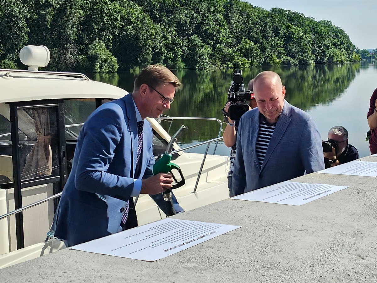 Dnes jsme do ověřovacího provozu spustili SERVISNÍ CENTRUM PRO LODĚ v Roudnici nad Labem 🚤🚢
⛽ Od této chvíle je tak bez používání kanystrů možné bezpečně natankovat pohonné hmoty pistolemi přímo z mola do plavidel.
#SFDI #plavba