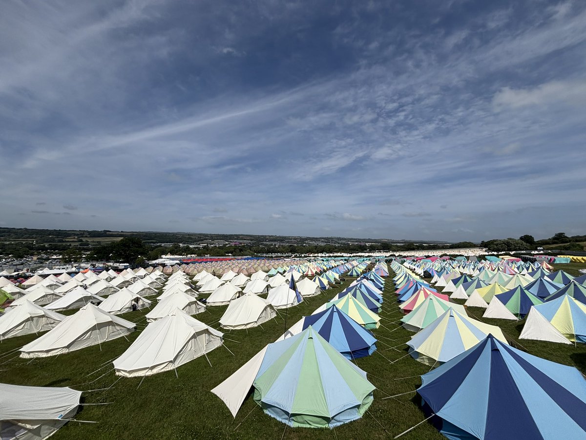15:04 - Bright, with a cool breeze blowing in
#Glastonbury #Weather