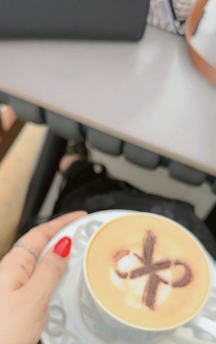 اغار من مين وانا لابغيت اروق شربت قهوتي وشفت صوري"""