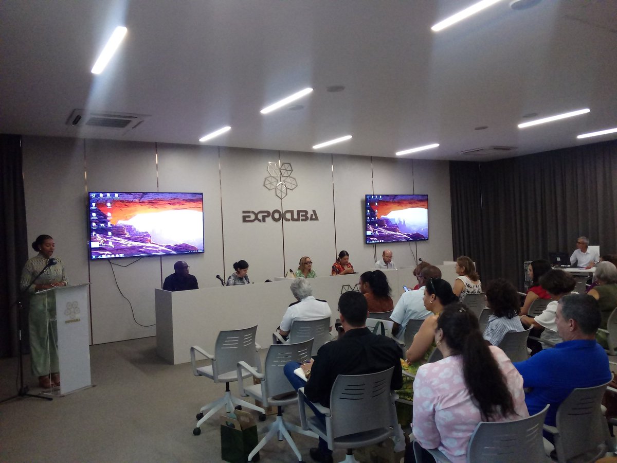 CarlosAEgempil's tweet photo. Comienza encuentro con FGNE buscando encadenamientos productivos. Presiden Mercedes López Asea Presidenta del Instituto de Atención a Nuevos Actores Económicos y Presidenta @GELigera @micadifo https://t.co/rwtXKKru6A