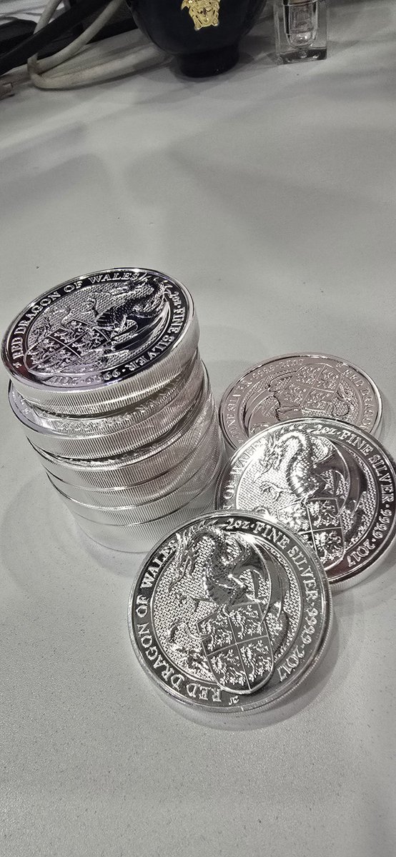 ain4life's tweet photo. Ooh! It's been a while. Anyway here's some from yesterday at my work desk.. I miss these shiny things.

#buygold #buysilver #buyplatinum #ipmbullion #indigopreciousmetals https://t.co/5gqcitI9WT