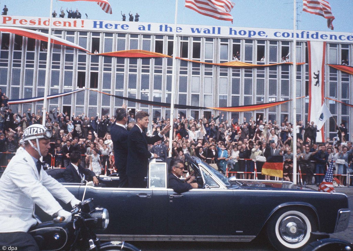 62 years ago today, #JFK delivered his iconic "Ich bin ein Berliner!" speech to 100,000+ people in West Berlin, showing solidarity after the Berlin Wall was built.  🇺🇸🤝🇩🇪  Fun fact: He practiced the phonetic pronunciation as "ich bin bin ein Berleener"