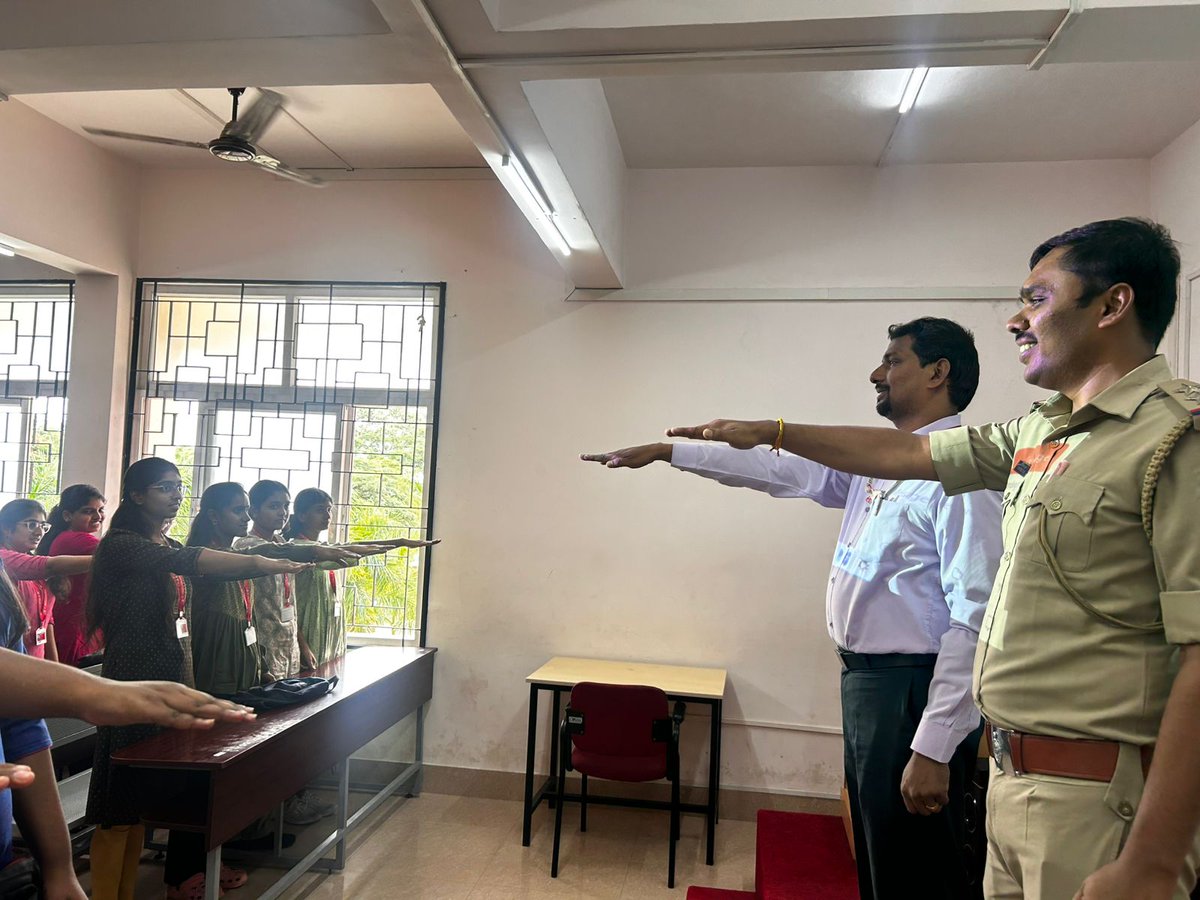 peenyaaps's tweet photo. ಇಂದು "ವಿಶ್ವ ಮಾದಕ ದ್ರವ್ಯ ವಿರೋಧಿ ದಿನದ  ಅಂಗವಾಗಿ ಪೀಣ್ಯ ಪೊಲೀಸ್ ಠಾಣಾ ಅಧಿಕಾರಿಗಳು ಠಾಣಾ ಸರಹದ್ದಿನ  ಶಾಲಾ ಕಾಲೇಜುಗಳಲ್ಲಿ ವಿದ್ಯಾರ್ಥಿಗಳೊಂದಿಗೆ, ಮತ್ತು ಪಿಜಿ, ಔಷಧಿ ಅಂಗಡಿಗಳ ಮಾಲೀಕರೊಂದಿಗೆ ಮಾದಕ ದ್ರವ್ಯದ ದುಷ್ಪರಿಣಾಮ ಹಾಗೂ ಅಕ್ರಮ ಮಾದಕ ವಸ್ತುಗಳ ಸಾಗಾಟ/ಮಾರಾಟಕ್ಕೆ ಇರುವ ಕಾನೂನು ಕ್ರಮದ ಬಗ್ಗೆ ಜಾಗೃತಿ ಮೂಡಿಸಿರುತ್ತದೆ. https://t.co/RqBE3rqkxw