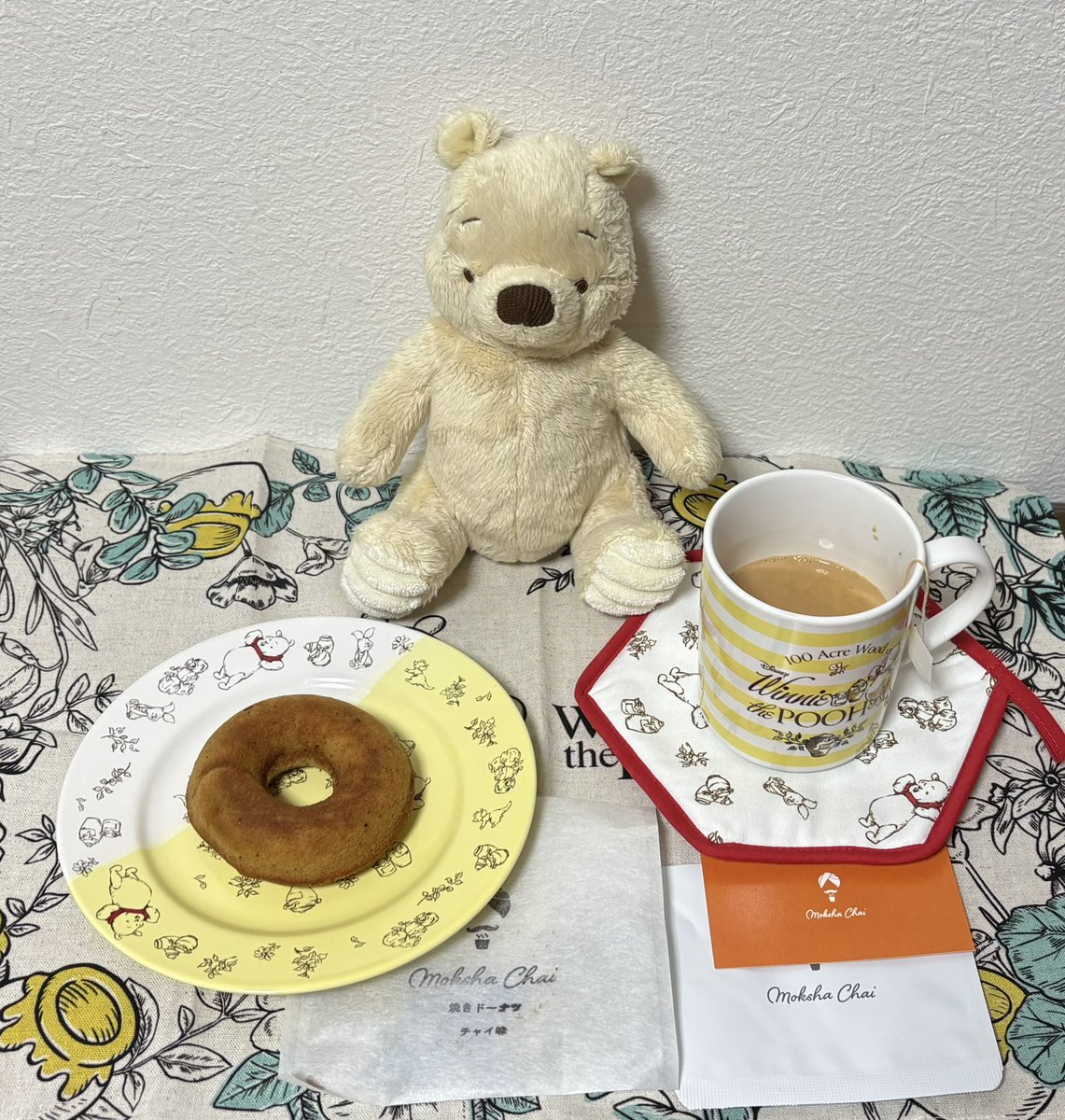 Poohandtea's tweet photo. ロイヤルマサラ/ モクシャチャイ
お茶請けも、モクシャチャイの焼きドーナツのチャイ味🍩
レンジで簡単に美味しいチャイが作れた✨
チャイもドーナツも程よいスパイスで美味しい💞
他のティーバッグも購入したので、飲むのが楽しみ🥺
#茶好連 #モクシャチャイ https://t.co/fSuMg1z93h