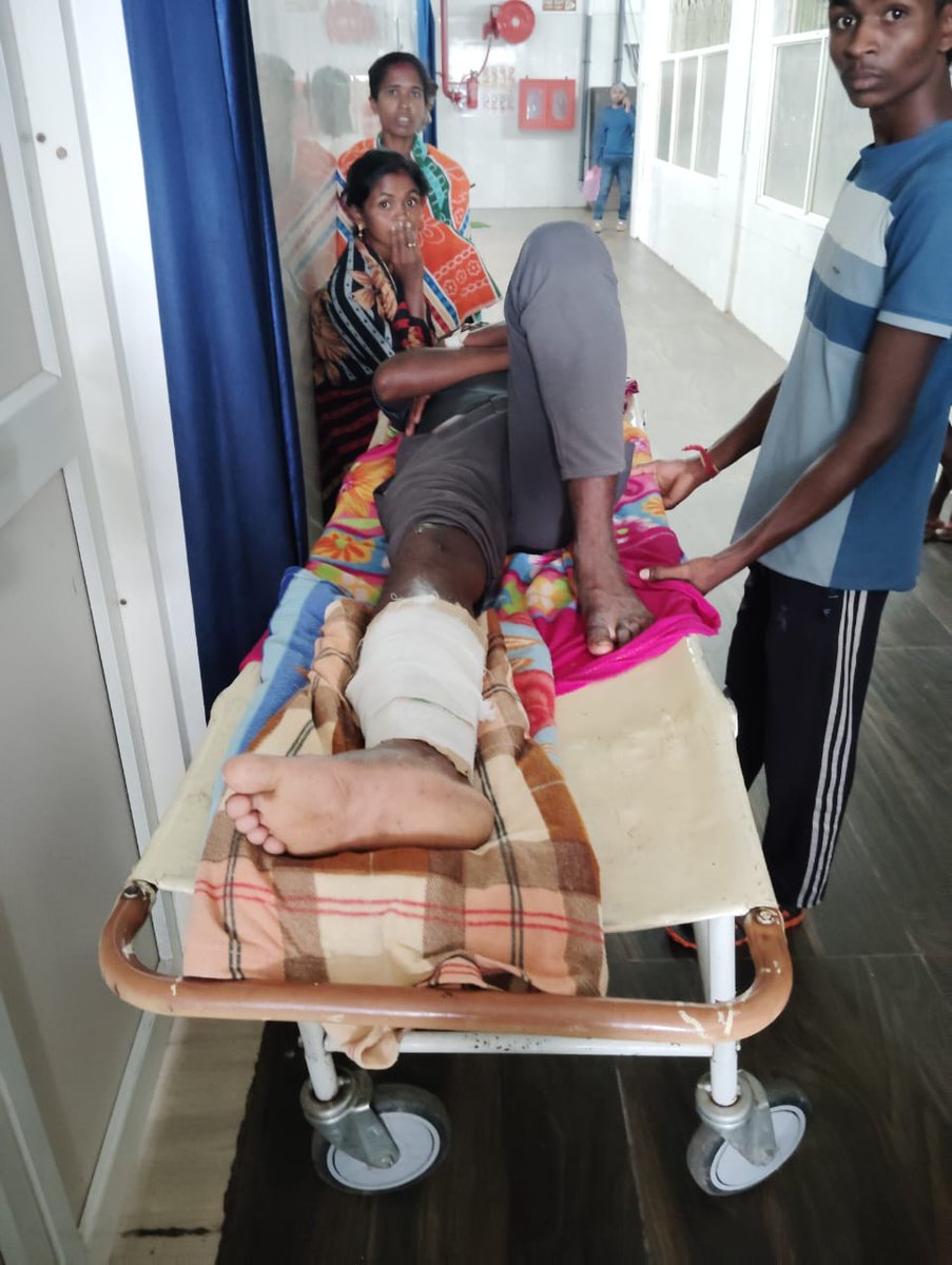 ShioDasarath's tweet photo. @CMO_Odisha, @SecyChief @HFWOdisha, @BDO_Khairput @CDMOMalkangiri, @IPR_Odisha plz Sir look into this matter ଦେବ ମାଢ଼ୀ,ପିତା ହରି ମାଢୀ, ସିରିପେଟା ଗ୍ରାମ,gpପାରଖନମାଳ,ବ୍ଲକ ଖଇରପୁଟ ନିବାସୀ ଗତ କାଲି ଅକସ୍ମିକ ଦୁର୍ଘଟଣାରେ ଡାହାଣ ଗୋଡ଼ ଭାଙ୍ଗି ଯାଇଛି। ମାଲକାନଗିରି ଚିକିତ୍ସାଳୟ ରୁ କୋରାପୁଟ କୁ ରେଫର କରାଯାଇଛି https://t.co/q3Z3AVo63T