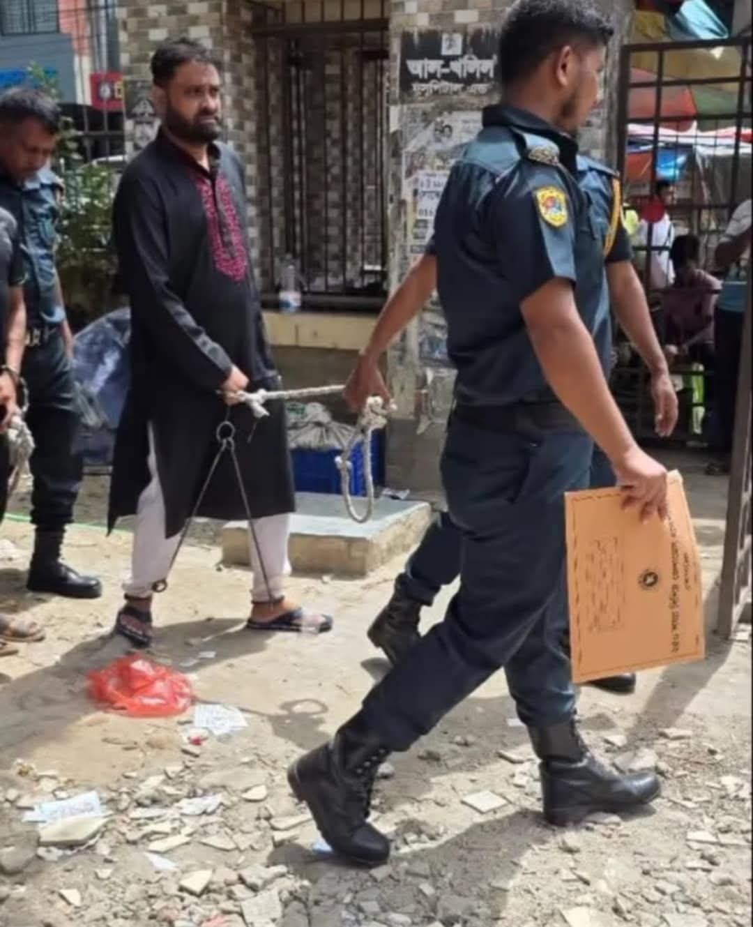 অসুস্থ সাবেক পৌর মেয়রকে ডান্ডাবেড়ি পরিয়ে হাসপাতালে নেওয়ার ঘটনায় সমালোচনার ঝড়