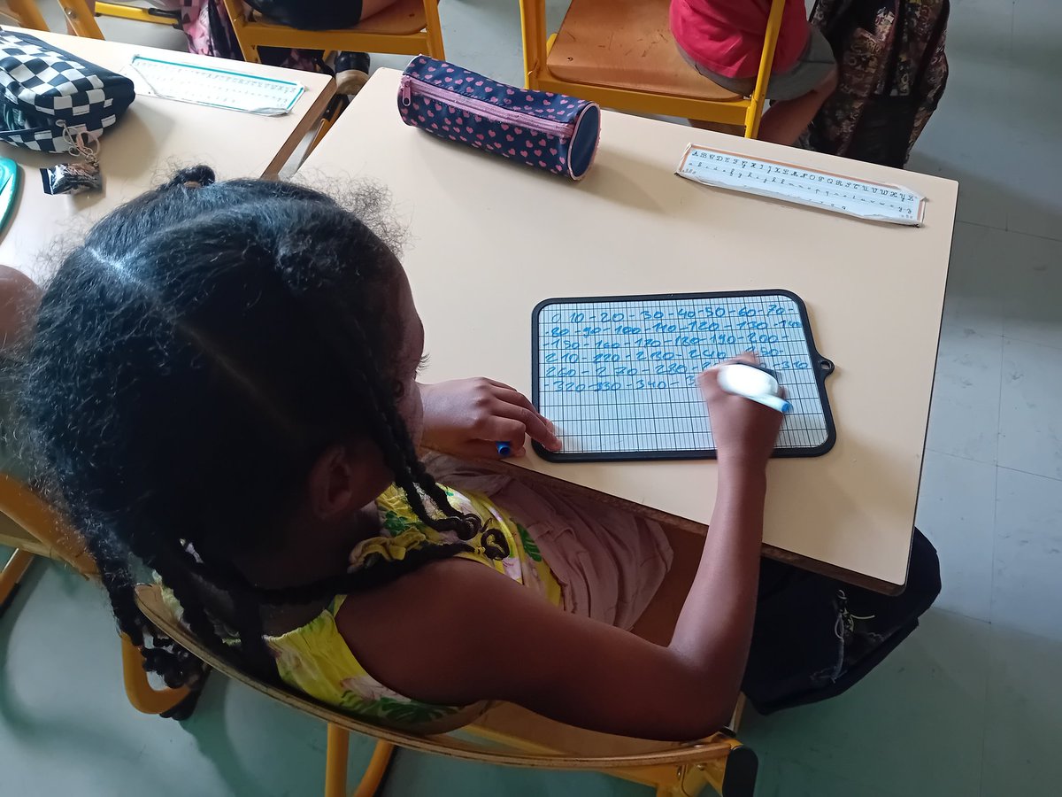 DSDEN82's tweet image. Mise en œuvre de la certification DNL à l'école George Sand de @villemontauban 🤩
Séance de math en 🇬🇧 pour les élèves de CP-CE1 de Mme Gouault:
🔢 calcul mental
❓️lecture & résolution de problèmes.
Le projet pédagogique se poursuit 🤝 avec le CLAÉ. eduscol.education.fr/1485/les-certi…