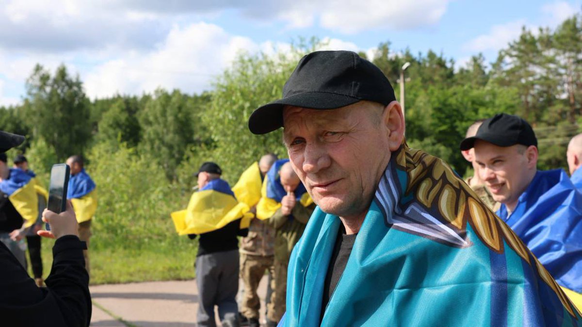 KyivPost's tweet photo. Ukraine and Russia have carried out a new prisoner exchange, Zelensky announced.

Ukrainian soldiers from the Armed Forces, National Guard, and State Border Guard Service have returned home — most of them held in Russian captivity since 2022. https://t.co/qOrMEbTxtW