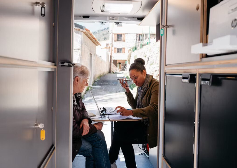 SecoursPop's tweet photo. 🚐« C’est le budget le plus imprévisible et le plus déstabilisant. »

15 millions de Français peinent à se déplacer, 5 millions n’ont aucun moyen de transport.

Avec les #Solidaribus, vélos solidaires et aides au permis, on agit pour leur autonomie.

L'article 👉 https://t.co/yqYCbdq1Ck

Faites un don 👉 https://t.co/upzYLoeO5J