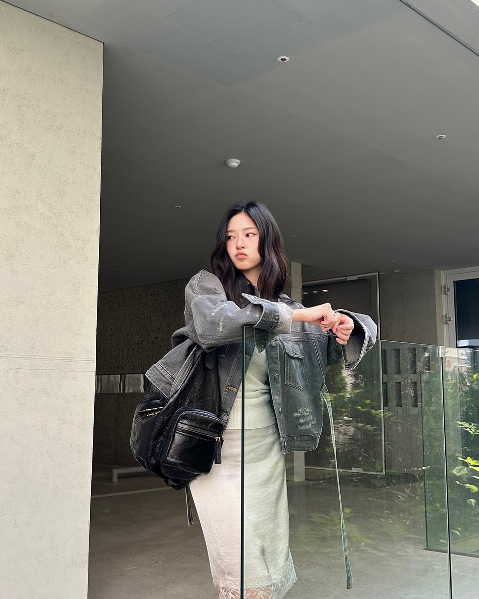 moeunah's tweet image. 250626 • kim minju instagram update 

@dior #Dior #DiorFall25 GRAND TOUR BAG

1/4