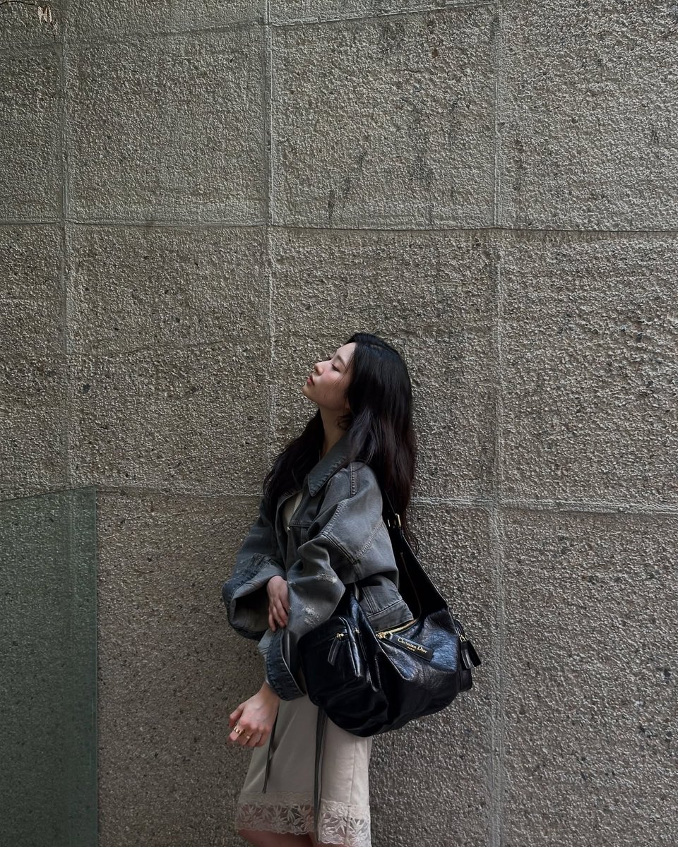 moeunah's tweet image. 250626 • kim minju instagram update 

@dior #Dior #DiorFall25 GRAND TOUR BAG

1/4