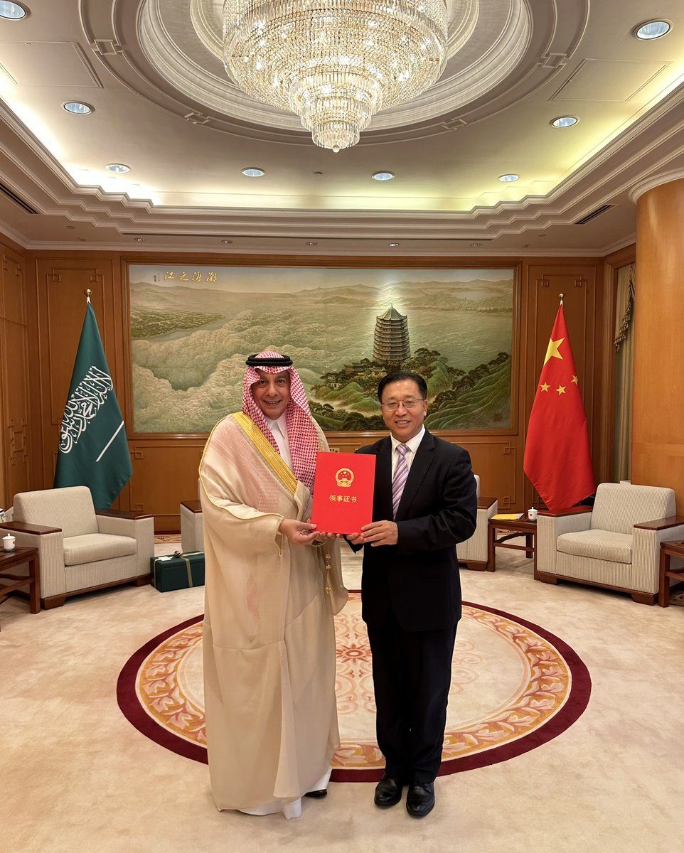H.E. Mr. Chui Jianchun, Commissioner of China’s MFA in Hong Kong, received H.E. Consul General Mazin bin Hamad Al Alhimali, who presented his credentials as Saudi Arabia’s Consul General to Hong Kong and Macau. They discussed enhancing bilateral relations in friendly talks.
