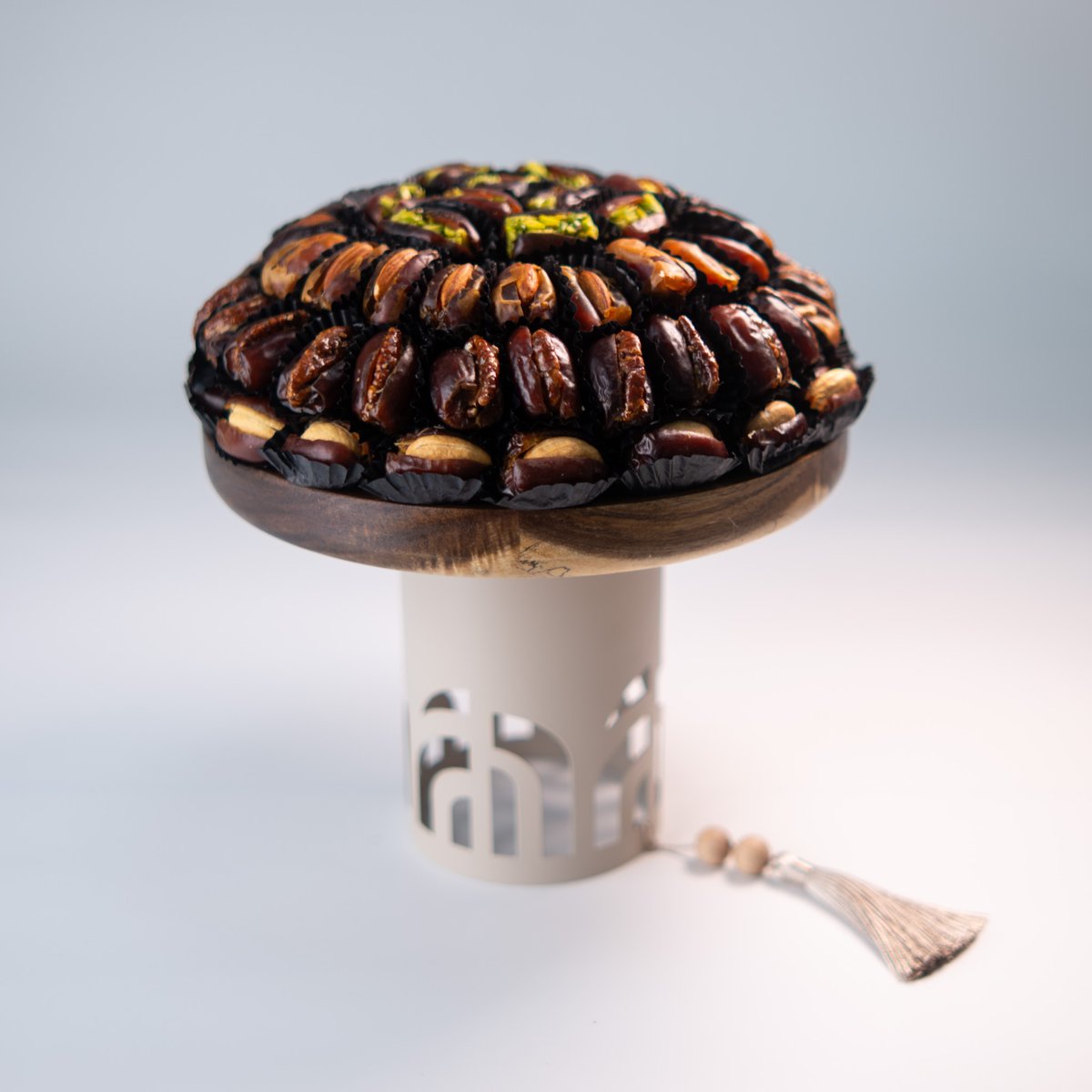 thedateroom's tweet photo. Our new Stuffed Date Trays offer a complete hospitality experience with exceptional quality and refined presentation. Every date carefully selected, every tray prepared with love. Available at our shop, online, or instant delivery within one hour in Abu Dhabi. https://t.co/NlUT3bEvjX