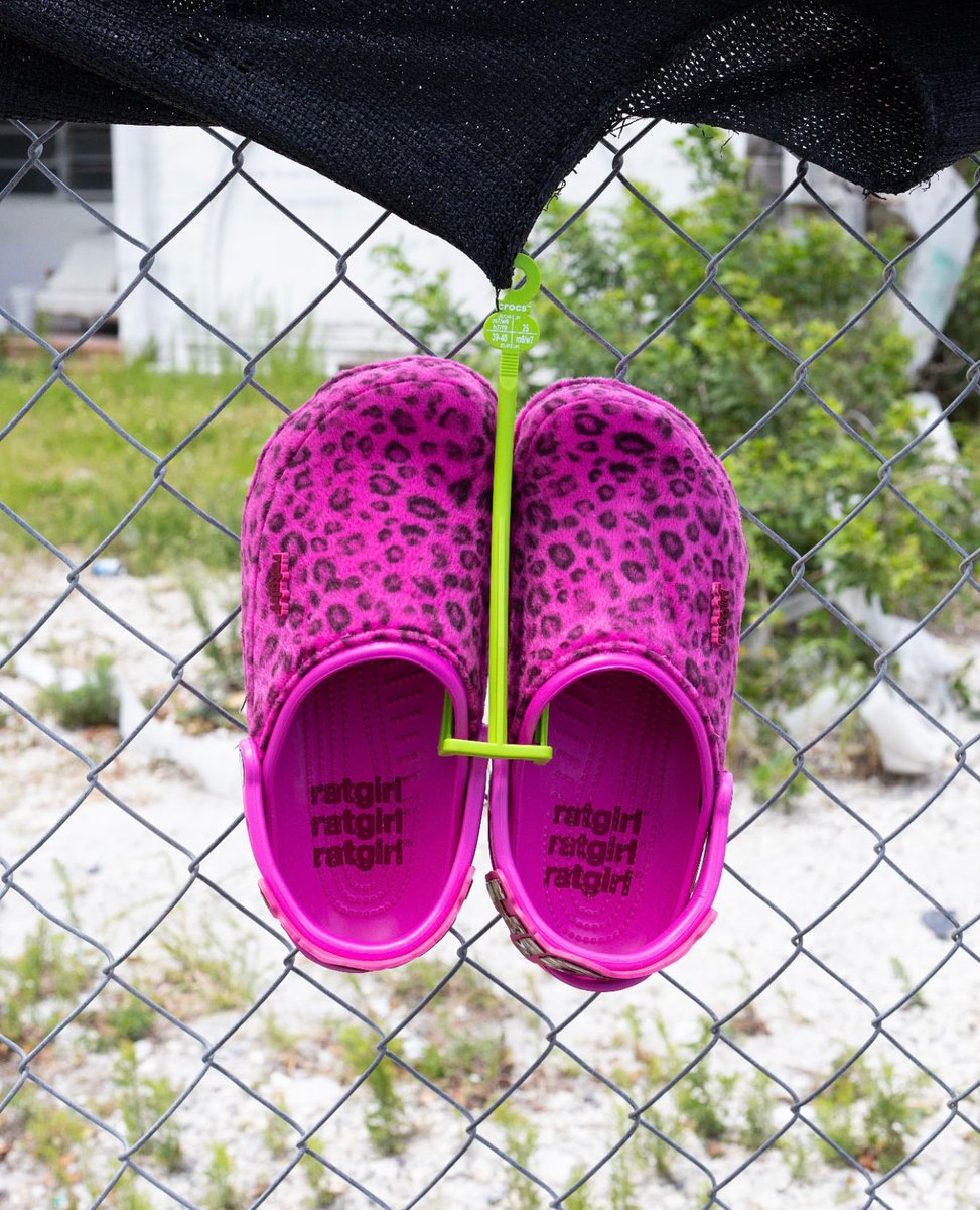snkr_twitr's tweet photo. LIVE in 1 hour 🐀 🐊
Stray Rats &amp; Ratgirl x Crocs Classic Clogs 

SR -> https://t.co/ZUJ6KoiDdN

Crocs App -> https://t.co/yxCkSIMMm8

Direct Links (in case they go live on site)
Stray https://t.co/1G5TmRjBxI
Ratgirl https://t.co/OGkEYma0Bn https://t.co/OnrdFf4y8k