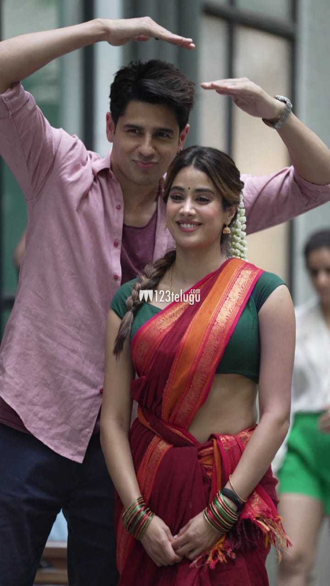 123telugu's tweet photo. Photos : #JanhviKapoor, #SidharthMalhotra Spotted in '#ParamSundari' Avatars at Maddock Office

https://t.co/ICBPaqVYDE

#123telugu https://t.co/rPIx1tV1Vr