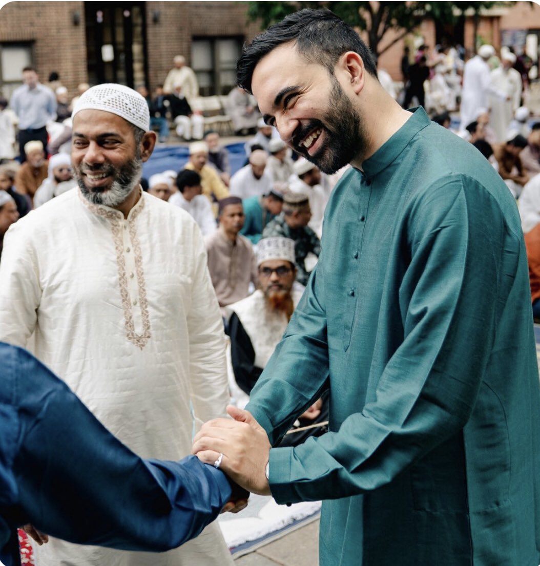 Ce spécimen en djellaba proHamas, a été choisi pour représenter les démocrates à la mairie de New-York .
Apparemment certains américains n’ont rien appris du 11 Septembre