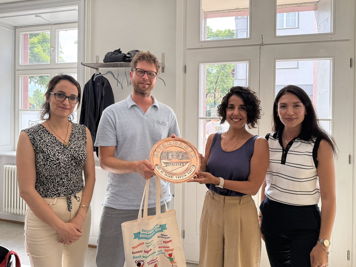 Gocvakfi's tweet photo. Göç Vakfı olarak, Sivil Düşün desteğiyle yürüttüğümüz “İsviçre Saha Ziyareti ve Ağ Kurma” projesi kapsamında İsviçre’nin Basel kentinde çocuk hakları alanında önemli çalışmalar yürüten Kinderbüro’yu ziyaret ettik.

Çocukların, kendilerini doğrudan etkileyen her şeyde yer alabilmelerini ve çıkarlarının bağlayıcı bir şekilde dikkate alınmasını sağlamak yaklaşımıyla hareket eden Kinderbüro, çocuk katılımını ilkesel bir zemine oturtarak bunu çeşitli araçlarla hayata geçiren bir kurum.

Faaliyetleri arasında:
•Çocukların siyasal katılımının desteklenmesi,
•Katılımcı kent planlaması süreçlerine çocukların dahil edilmesi,
•Katılımcı süreçlere danışmanlık ve destek sağlanması,
•Atölye ve eğitim programlarının düzenlenmesi,
•Okullarda siyasal eğitim faaliyetlerinin yürütülmesi,
•Ve hak temelli savunuculuk çalışmaları yer alıyor.

Biz de vakıf olarak çocuk katılımı alanında çalışıyor; bu alandaki iyi uygulamaları görmek, karşılıklı öğrenme olanaklarını geliştirmek ve ortak ilham kaynakları yaratmak amacıyla bu tür temaslara önem veriyoruz. Kinderbüro ile yapılan görüşme, bu çabalarımızın önemli bir parçasıydı.
@SivilDusun