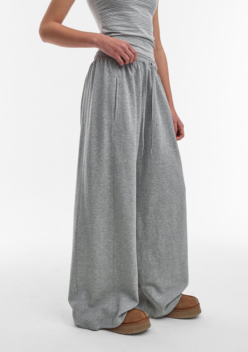 저는 화이트 s로 샀고 세탁기 돌려도 변형은 없는거 같어요 (건조기는 최대한 오래 입고 싶어서 안 돌려봄 . .)

일단 안 입은 것마냥 가볍고 거지 핏 안 나오고 간지 핏 나와서 자주 입음
바지가 넉넉해서 그런가 팬티도 잘 안 비치고 굿