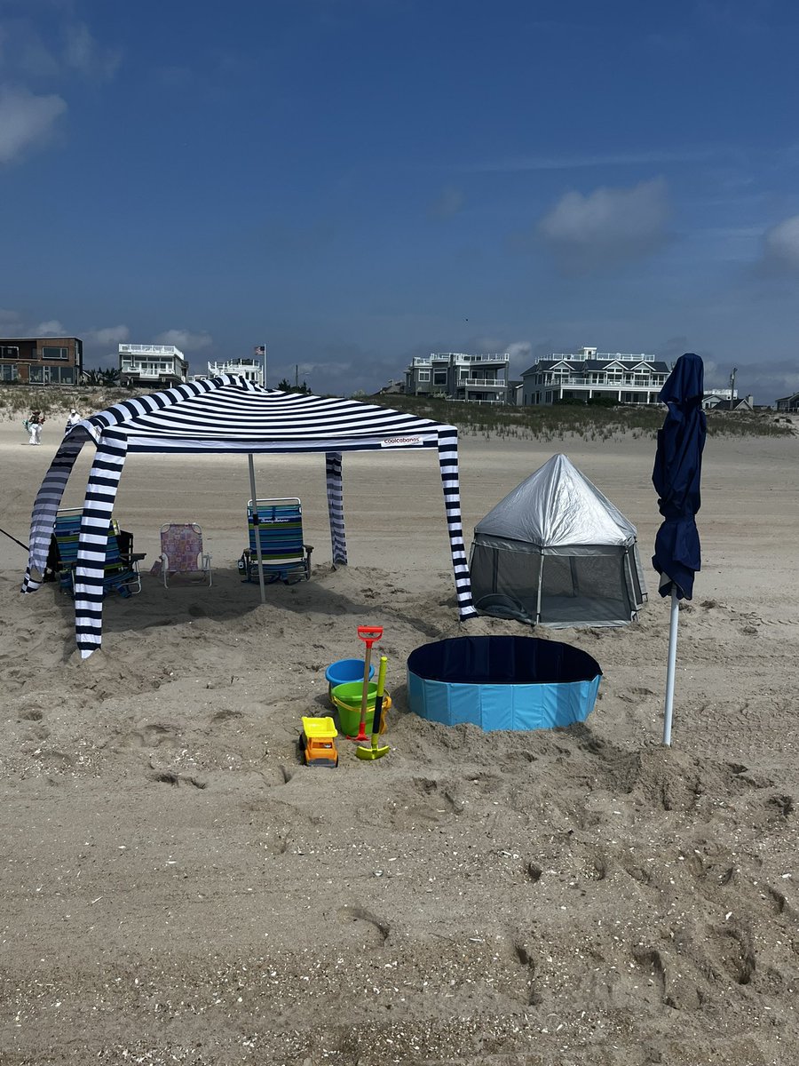 The real dads know about the early morning solo beach setup