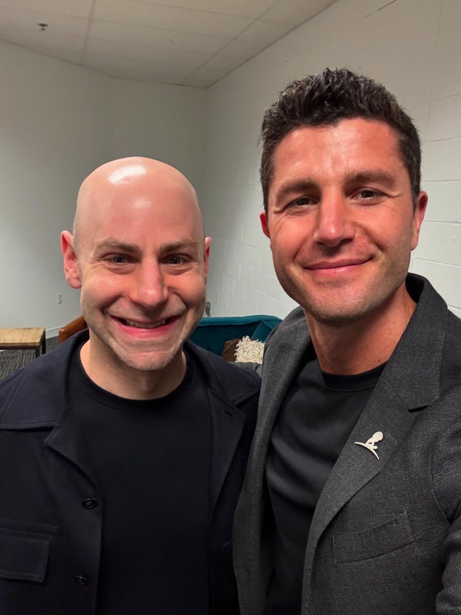 BenNemtin's tweet image. Last week I spoke to over 10,000 in Vegas, Denver, and Milwaukee.
It was a wild week sharing the mic with legends like Adam Grant and Shaun White.
Right before going on, I was asked: “Do you still get nervous?”
My answer: 100% I do
But here’s the shift that was a game-changer…