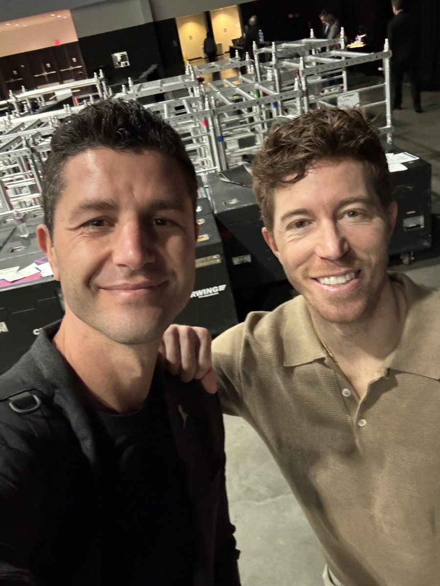 BenNemtin's tweet image. Last week I spoke to over 10,000 in Vegas, Denver, and Milwaukee.
It was a wild week sharing the mic with legends like Adam Grant and Shaun White.
Right before going on, I was asked: “Do you still get nervous?”
My answer: 100% I do
But here’s the shift that was a game-changer…